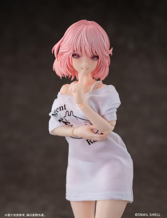 The main body of Aileen features intricate precision carving (molding), perfectly showcasing various details. To balance aesthetics and playability, the loose T-shirt on Aileen's upper body is made from real fabric, providing you with a better play experience. The rabbit agent image on the clothing is inspired by the animated series Aileen watched on television during her childhood, which sparked her admiration and longing for the agent profession.