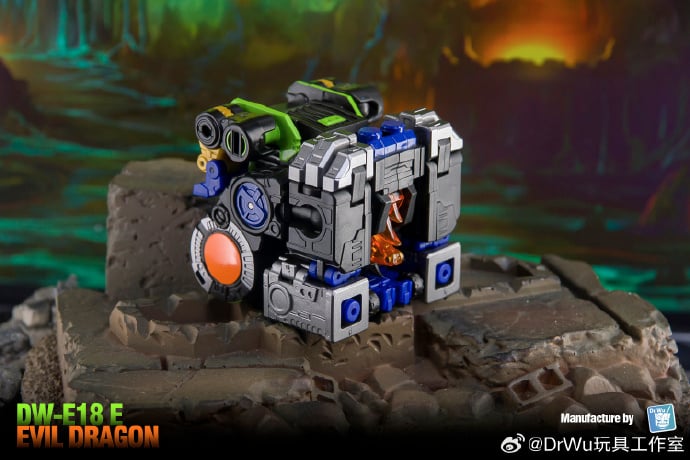 From Dr. Wu comes their newest converting figure, the DW-E18E Evil Dragon! This figure stands about 4 inches tall in dinosaur robot mode and can convert into a cube or battle station.