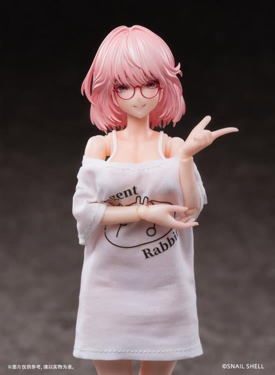 The main body of Aileen features intricate precision carving (molding), perfectly showcasing various details. To balance aesthetics and playability, the loose T-shirt on Aileen's upper body is made from real fabric, providing you with a better play experience. The rabbit agent image on the clothing is inspired by the animated series Aileen watched on television during her childhood, which sparked her admiration and longing for the agent profession.