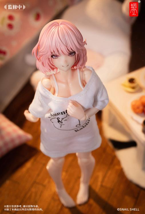 The main body of Aileen features intricate precision carving (molding), perfectly showcasing various details. To balance aesthetics and playability, the loose T-shirt on Aileen's upper body is made from real fabric, providing you with a better play experience. The rabbit agent image on the clothing is inspired by the animated series Aileen watched on television during her childhood, which sparked her admiration and longing for the agent profession.