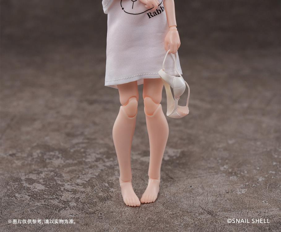 The main body of Aileen features intricate precision carving (molding), perfectly showcasing various details. To balance aesthetics and playability, the loose T-shirt on Aileen's upper body is made from real fabric, providing you with a better play experience. The rabbit agent image on the clothing is inspired by the animated series Aileen watched on television during her childhood, which sparked her admiration and longing for the agent profession.