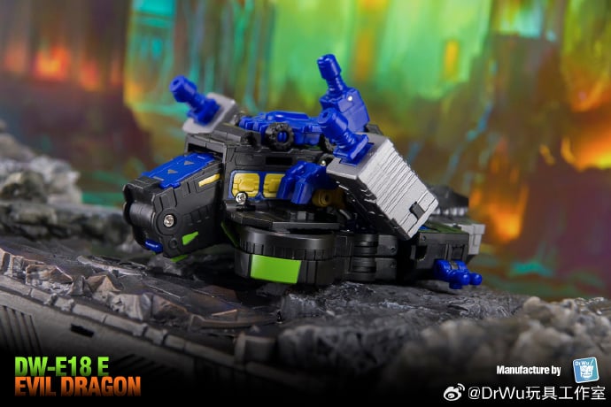 From Dr. Wu comes their newest converting figure, the DW-E18E Evil Dragon! This figure stands about 4 inches tall in dinosaur robot mode and can convert into a cube or battle station.