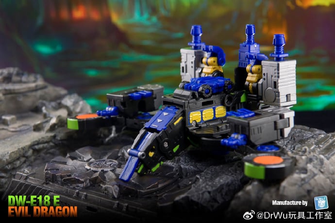 From Dr. Wu comes their newest converting figure, the DW-E18E Evil Dragon! This figure stands about 4 inches tall in dinosaur robot mode and can convert into a cube or battle station.