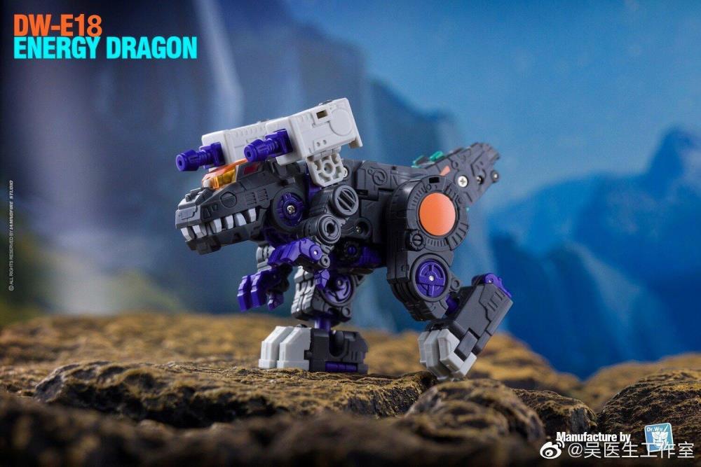 From Dr. Wu comes the newest converting figure, the DW-E18 Energy Dragon! This figure stands about 4 inches tall in robot mode and can convert into a cube or battle station.