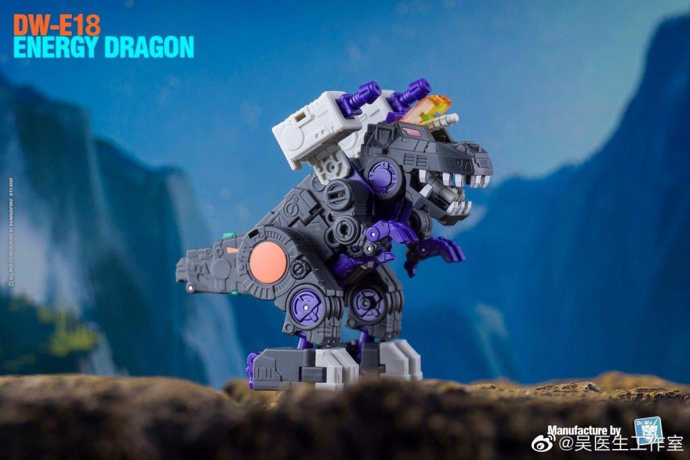 From Dr. Wu comes the newest converting figure, the DW-E18 Energy Dragon! This figure stands about 4 inches tall in robot mode and can convert into a cube or battle station.