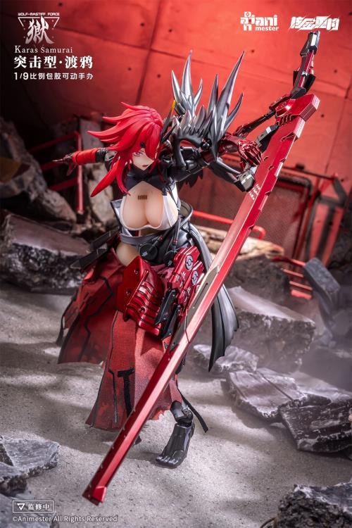 Three years ago in the deep winter, a leader led their team to raid an illegal laboratory and found Karas in her incubator. Her entire left arm had been transformed into a mechanical joint, and her skeleton had been replaced with an alloy prosthesis, turning her into a killing machine. When the leader cut off the restraint around Karas' neck, her broken body came to life. Perhaps touched by the fighting spirit of the creature, the leader of the troops sheathed his knife and brought her with them.