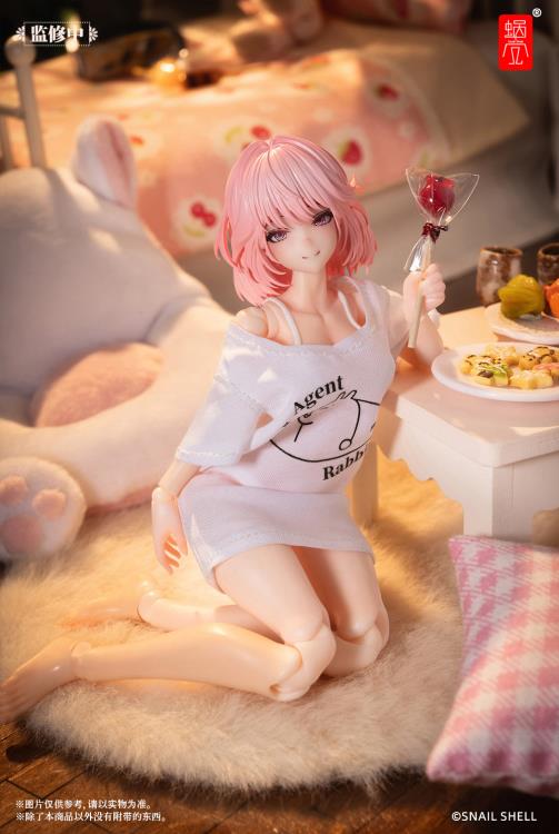 The main body of Aileen features intricate precision carving (molding), perfectly showcasing various details. To balance aesthetics and playability, the loose T-shirt on Aileen's upper body is made from real fabric, providing you with a better play experience. The rabbit agent image on the clothing is inspired by the animated series Aileen watched on television during her childhood, which sparked her admiration and longing for the agent profession.