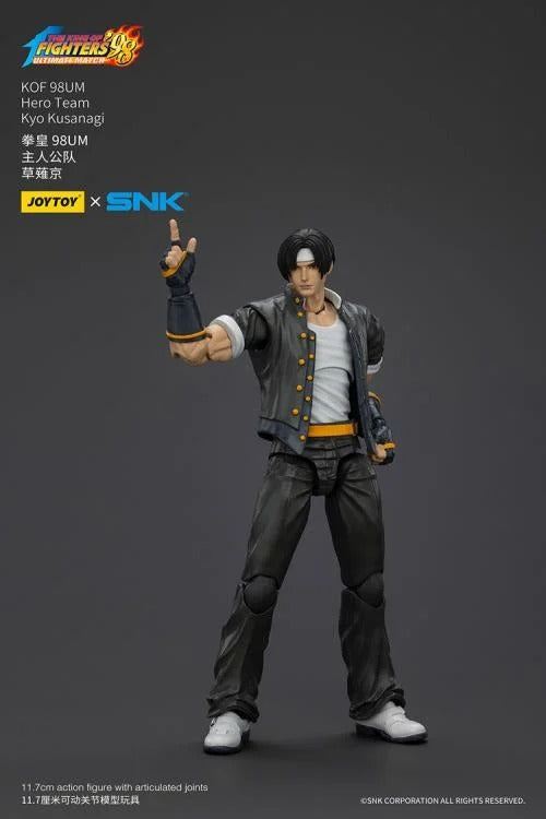 A new fighter is approaching! From the legendary fighting game The King of Fighters '98: Ultimate Match comes the next challenger in 1/18 scale: Kyo Kusanagi! Dressed in his traditional black and yellow outfit, Kyo comes with a large variety of accessories including flame effects when executing a powerful move. Recreated with jaw-dropping details lifted directly from the game, you'll be able to re-enact your favorite brawls or envision your own high stakes fights in style! Don't miss out on growing your KOF