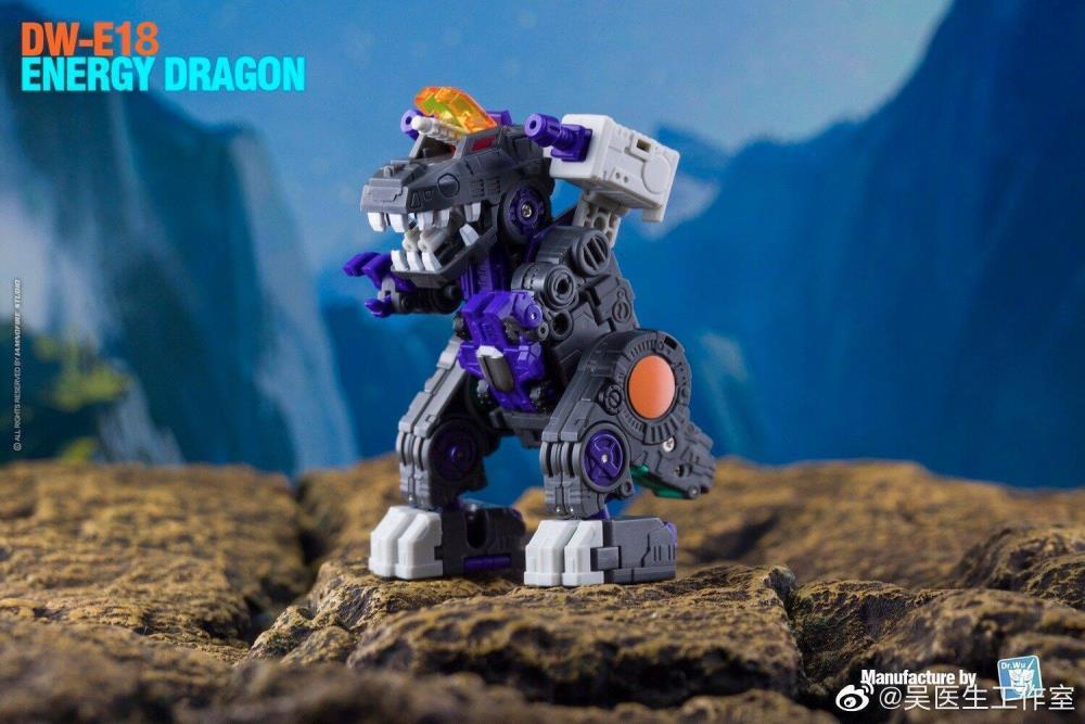 From Dr. Wu comes the newest converting figure, the DW-E18 Energy Dragon! This figure stands about 4 inches tall in robot mode and can convert into a cube or battle station.