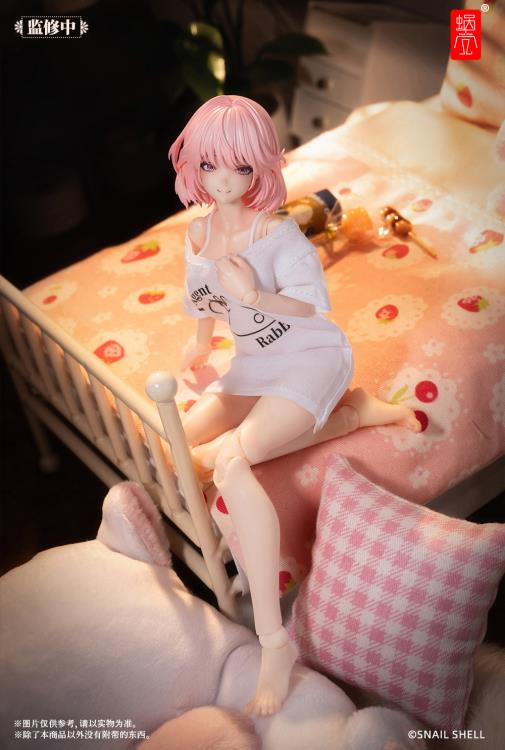 The main body of Aileen features intricate precision carving (molding), perfectly showcasing various details. To balance aesthetics and playability, the loose T-shirt on Aileen's upper body is made from real fabric, providing you with a better play experience. The rabbit agent image on the clothing is inspired by the animated series Aileen watched on television during her childhood, which sparked her admiration and longing for the agent profession.