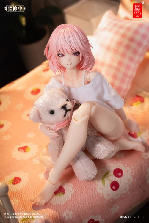 The main body of Aileen features intricate precision carving (molding), perfectly showcasing various details. To balance aesthetics and playability, the loose T-shirt on Aileen's upper body is made from real fabric, providing you with a better play experience. The rabbit agent image on the clothing is inspired by the animated series Aileen watched on television during her childhood, which sparked her admiration and longing for the agent profession.