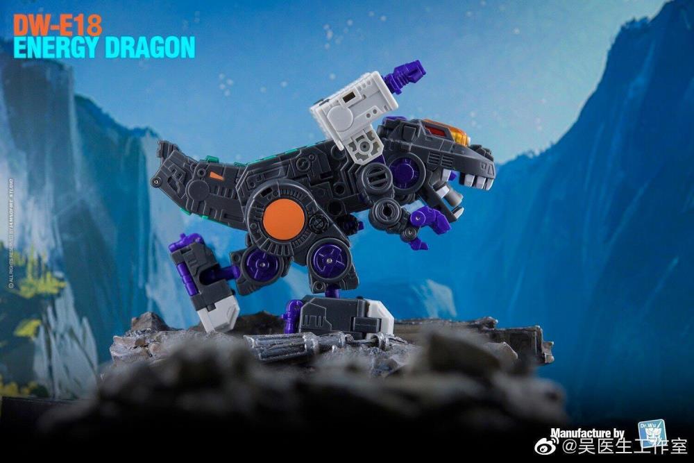 From Dr. Wu comes the newest converting figure, the DW-E18 Energy Dragon! This figure stands about 4 inches tall in robot mode and can convert into a cube or battle station.