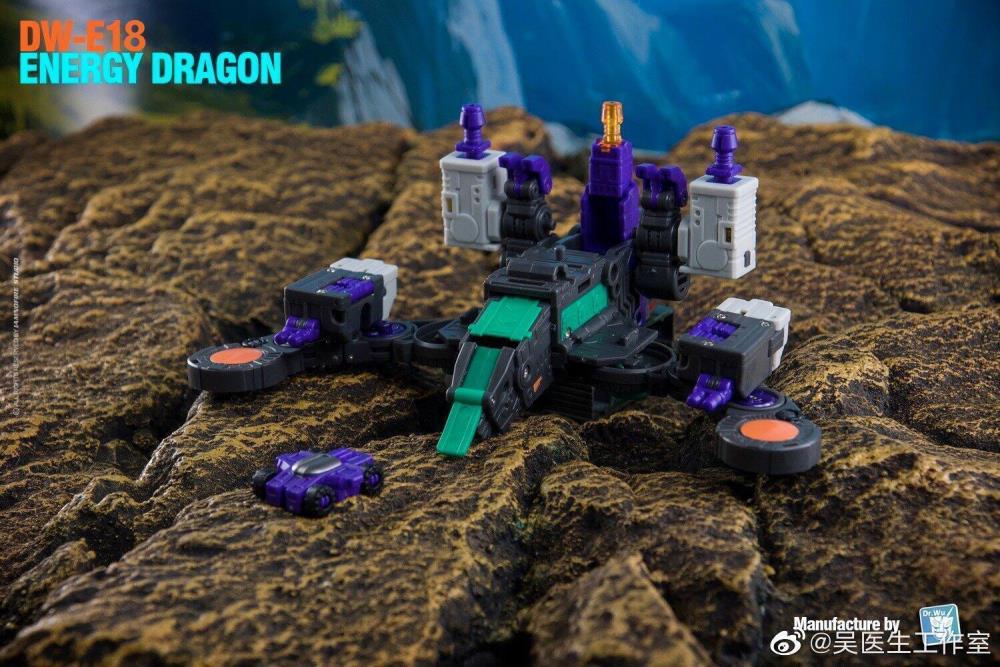 From Dr. Wu comes the newest converting figure, the DW-E18 Energy Dragon! This figure stands about 4 inches tall in robot mode and can convert into a cube or battle station.