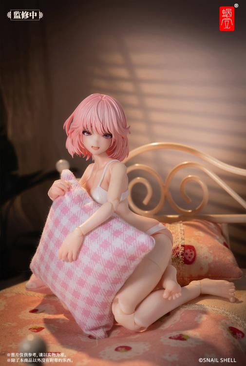 The main body of Aileen features intricate precision carving (molding), perfectly showcasing various details. To balance aesthetics and playability, the loose T-shirt on Aileen's upper body is made from real fabric, providing you with a better play experience. The rabbit agent image on the clothing is inspired by the animated series Aileen watched on television during her childhood, which sparked her admiration and longing for the agent profession.