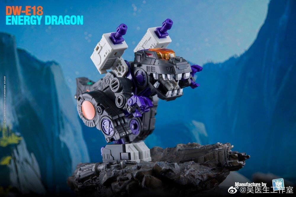 From Dr. Wu comes the newest converting figure, the DW-E18 Energy Dragon! This figure stands about 4 inches tall in robot mode and can convert into a cube or battle station.