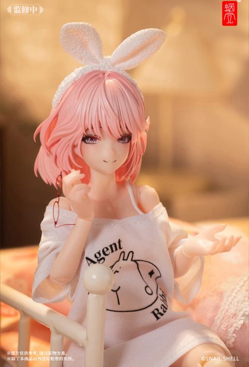 The main body of Aileen features intricate precision carving (molding), perfectly showcasing various details. To balance aesthetics and playability, the loose T-shirt on Aileen's upper body is made from real fabric, providing you with a better play experience. The rabbit agent image on the clothing is inspired by the animated series Aileen watched on television during her childhood, which sparked her admiration and longing for the agent profession.
