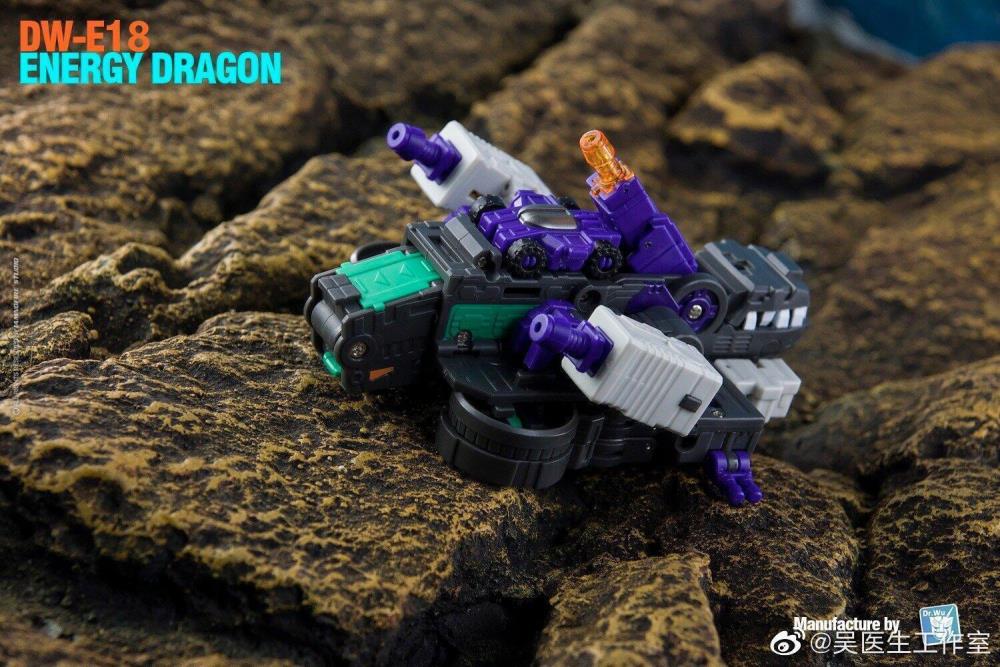 From Dr. Wu comes the newest converting figure, the DW-E18 Energy Dragon! This figure stands about 4 inches tall in robot mode and can convert into a cube or battle station.