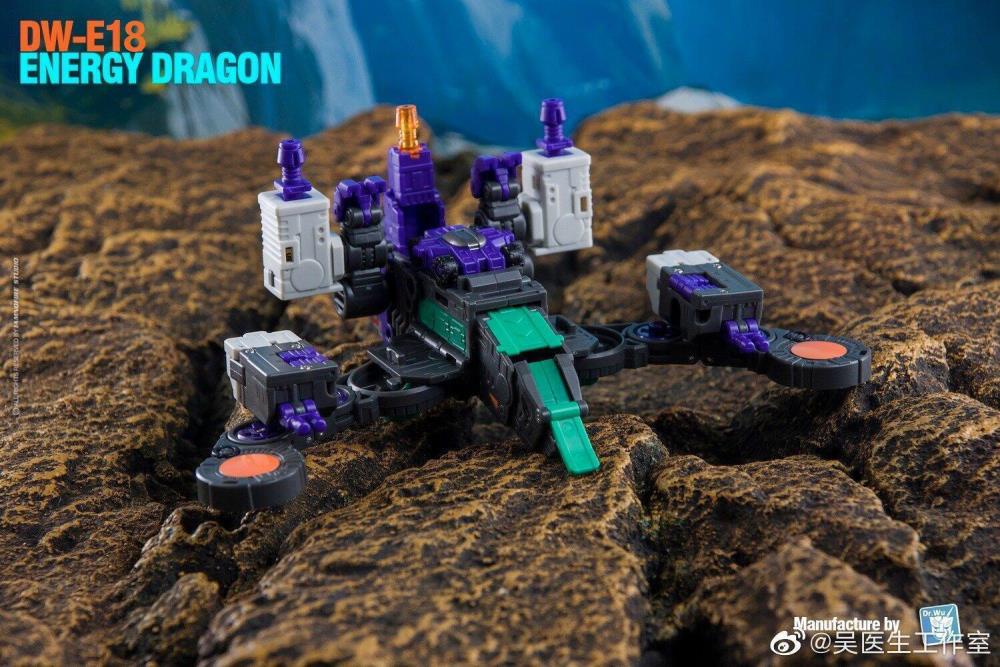 From Dr. Wu comes the newest converting figure, the DW-E18 Energy Dragon! This figure stands about 4 inches tall in robot mode and can convert into a cube or battle station.