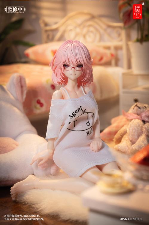The main body of Aileen features intricate precision carving (molding), perfectly showcasing various details. To balance aesthetics and playability, the loose T-shirt on Aileen's upper body is made from real fabric, providing you with a better play experience. The rabbit agent image on the clothing is inspired by the animated series Aileen watched on television during her childhood, which sparked her admiration and longing for the agent profession.