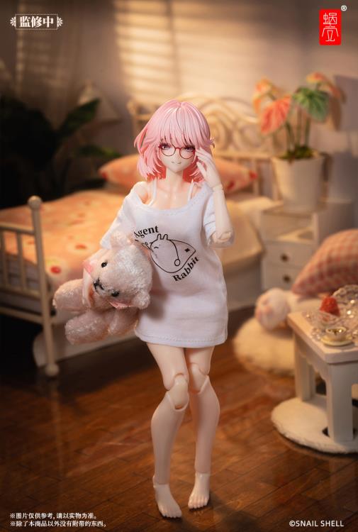 The main body of Aileen features intricate precision carving (molding), perfectly showcasing various details. To balance aesthetics and playability, the loose T-shirt on Aileen's upper body is made from real fabric, providing you with a better play experience. The rabbit agent image on the clothing is inspired by the animated series Aileen watched on television during her childhood, which sparked her admiration and longing for the agent profession.