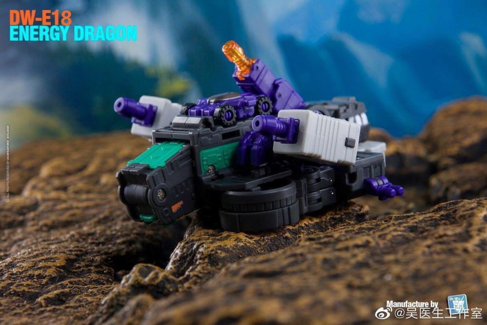 From Dr. Wu comes the newest converting figure, the DW-E18 Energy Dragon! This figure stands about 4 inches tall in robot mode and can convert into a cube or battle station.