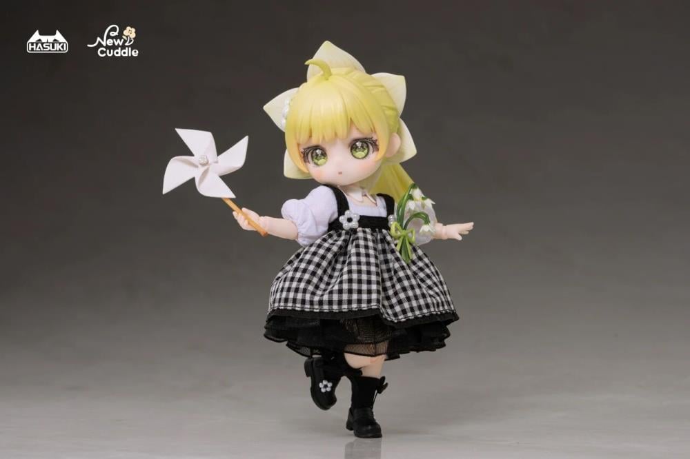 Hasuki presents Fiori, the first figure in their new series, New Cuddle!
The New Cuddle series features non-scale chibi-style characters with real fabric outfits. The sparkling glass eyes bring the characters to life and melt your heart. With alternate face plates and hands, you can create a variety of scenes and displays.