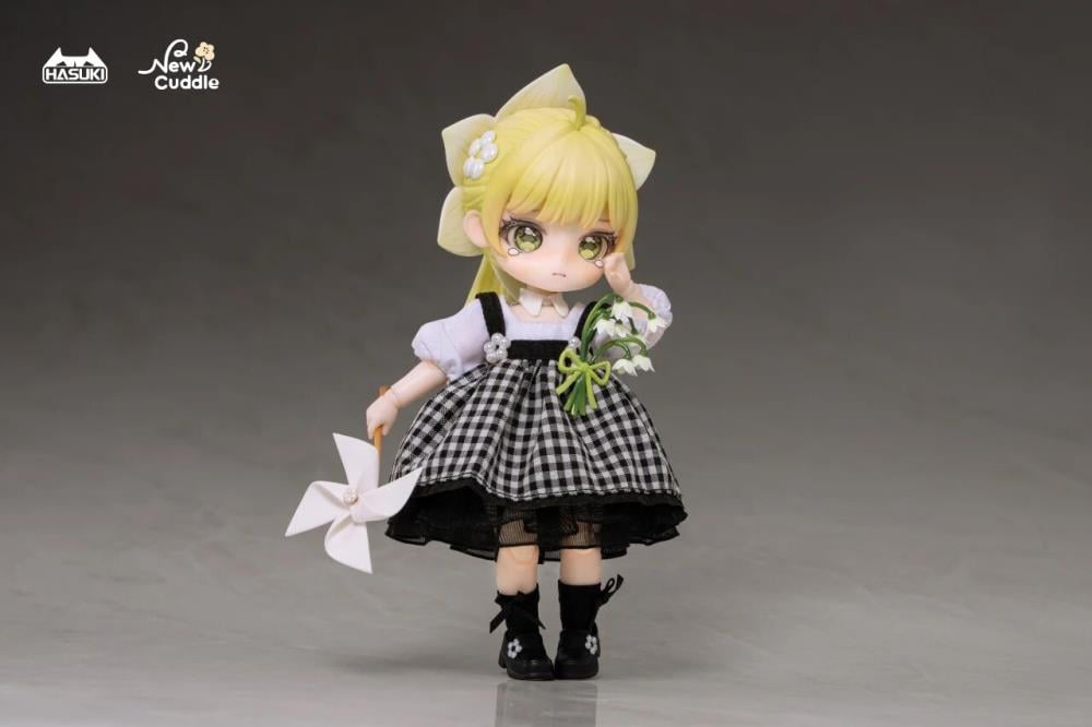 Hasuki presents Fiori, the first figure in their new series, New Cuddle!
The New Cuddle series features non-scale chibi-style characters with real fabric outfits. The sparkling glass eyes bring the characters to life and melt your heart. With alternate face plates and hands, you can create a variety of scenes and displays.