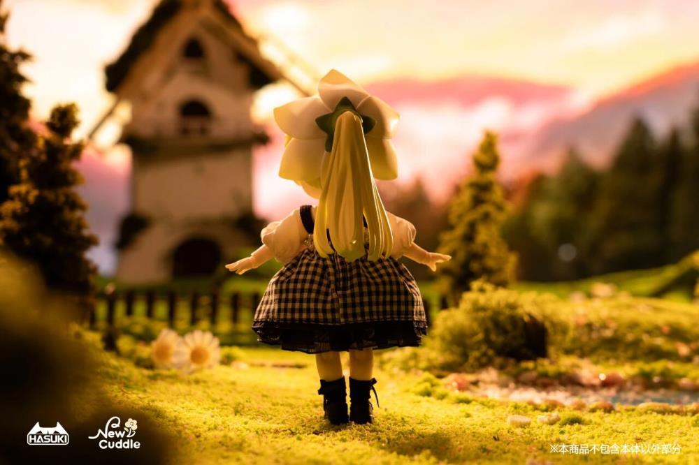 Hasuki presents Fiori, the first figure in their new series, New Cuddle!
The New Cuddle series features non-scale chibi-style characters with real fabric outfits. The sparkling glass eyes bring the characters to life and melt your heart. With alternate face plates and hands, you can create a variety of scenes and displays.