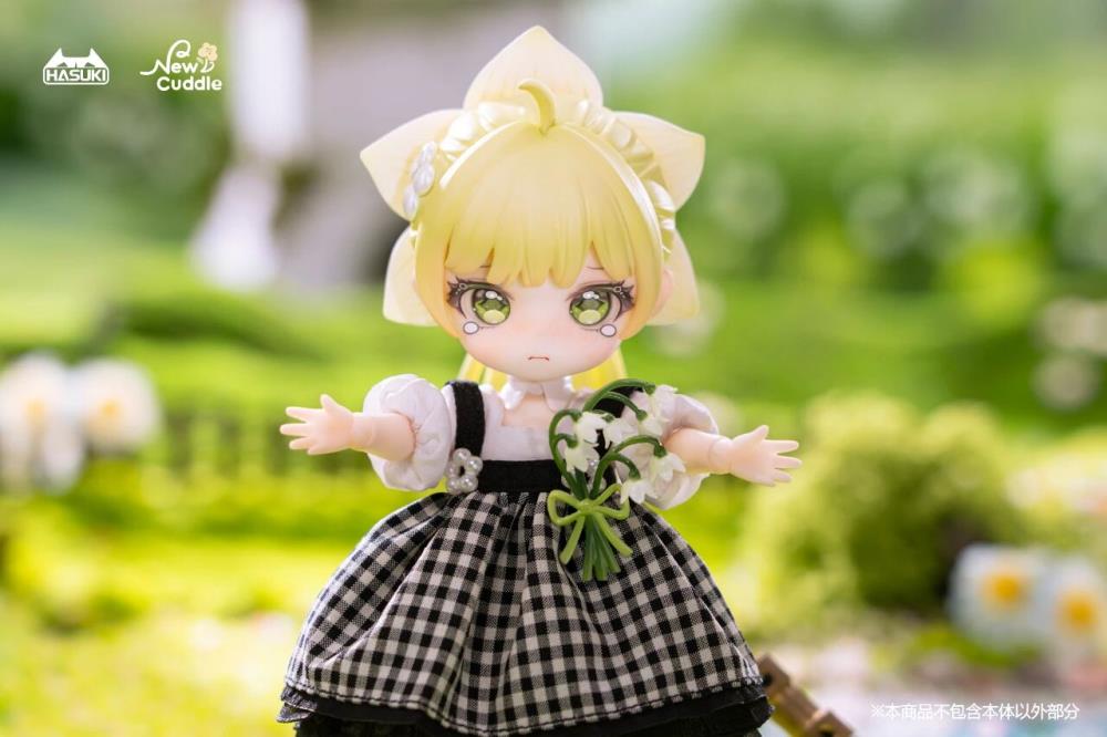 Hasuki presents Fiori, the first figure in their new series, New Cuddle!
The New Cuddle series features non-scale chibi-style characters with real fabric outfits. The sparkling glass eyes bring the characters to life and melt your heart. With alternate face plates and hands, you can create a variety of scenes and displays.