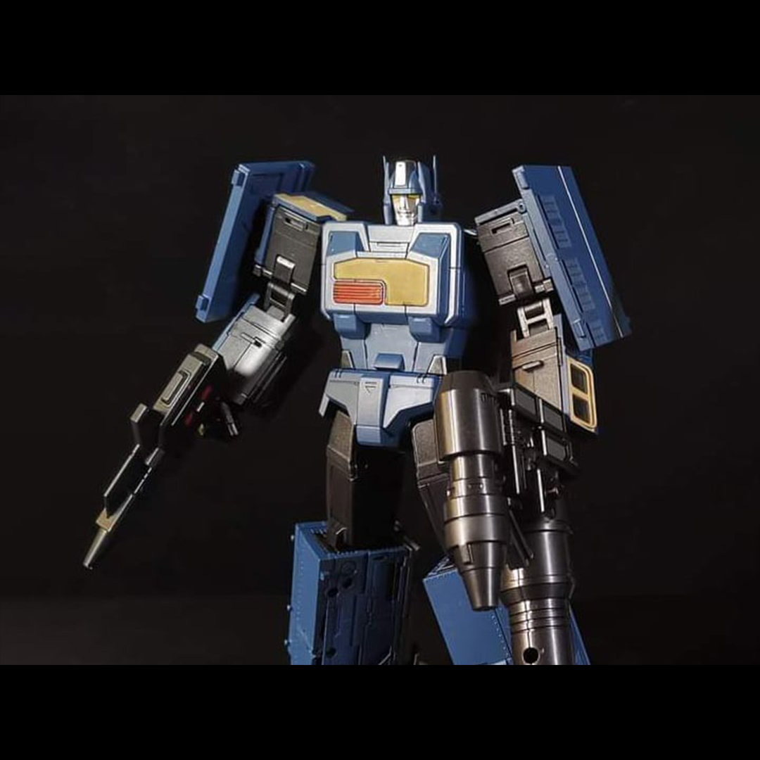 From Moon Studios comes a series of robot figures which transform from robots into different types of trains. The MSO1 Dark Night figure transforms from a robot into a train. Collect transforming figures MSO1 through MSO6 and you can combine them to form Radiatron!