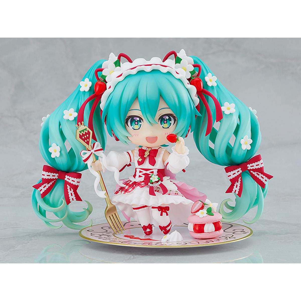Good Smile Company GSC Hatsune Miku appears in a brand new strawberry motif outfit. The 15th Anniversary Figure Project illustration by En Morikura has been transformed into a Nendoroid! Miku's gorgeous outfit adorned with strawberries and frills and her twintail hairstyle have been faithfully captured in Nendoroid form.