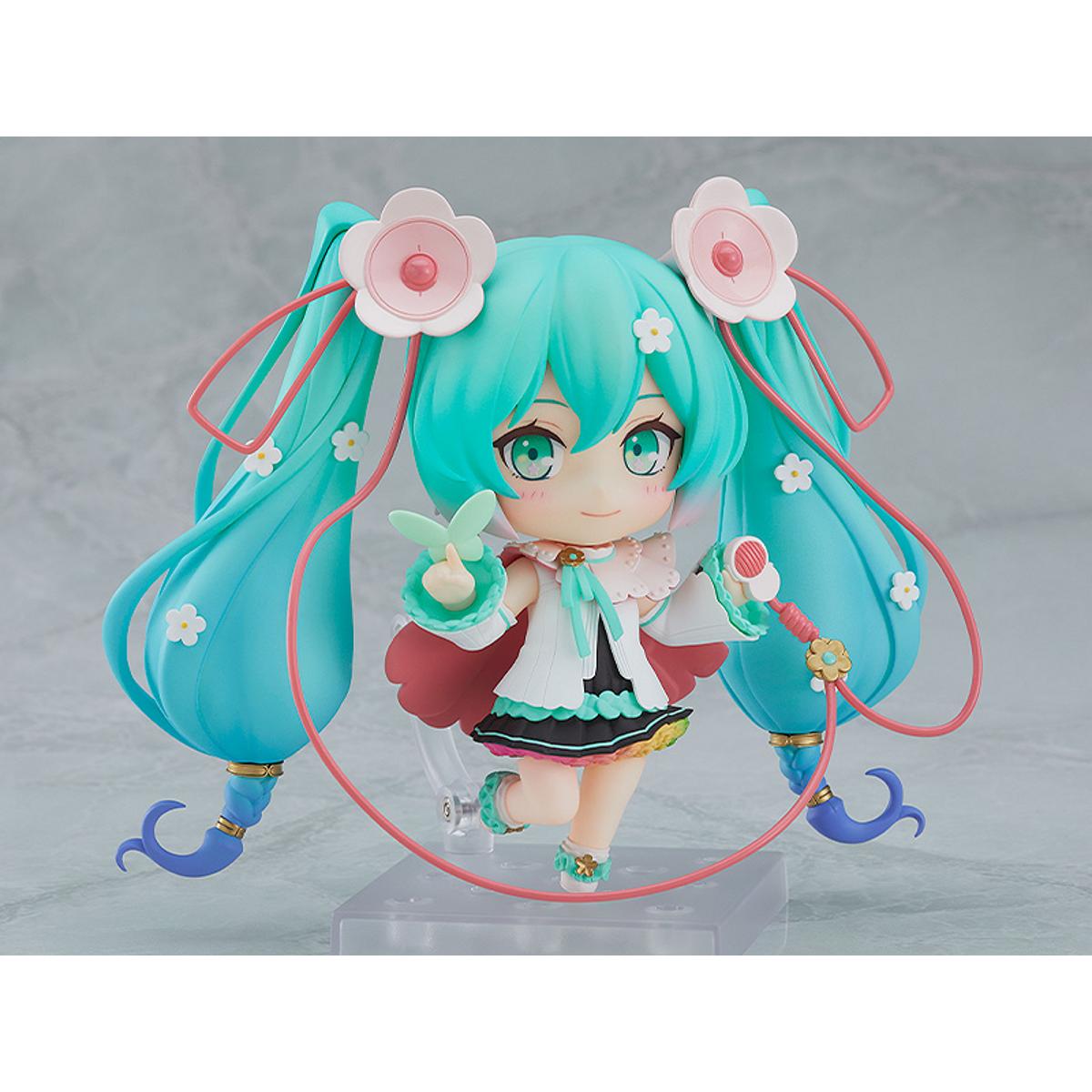 Good Smile Company Nendoroid Hatsune Miku Magical Mirai 2021 Ver. From "Character Vocal Series 01: Hatsune Miku" comes a Nendoroid of Hatsune Miku wearing her outfit from the Magical Mirai 2021 main visual illustration! Illustrator left's "Fairy Tale Fantasy" version of Miku has been brought to life.
