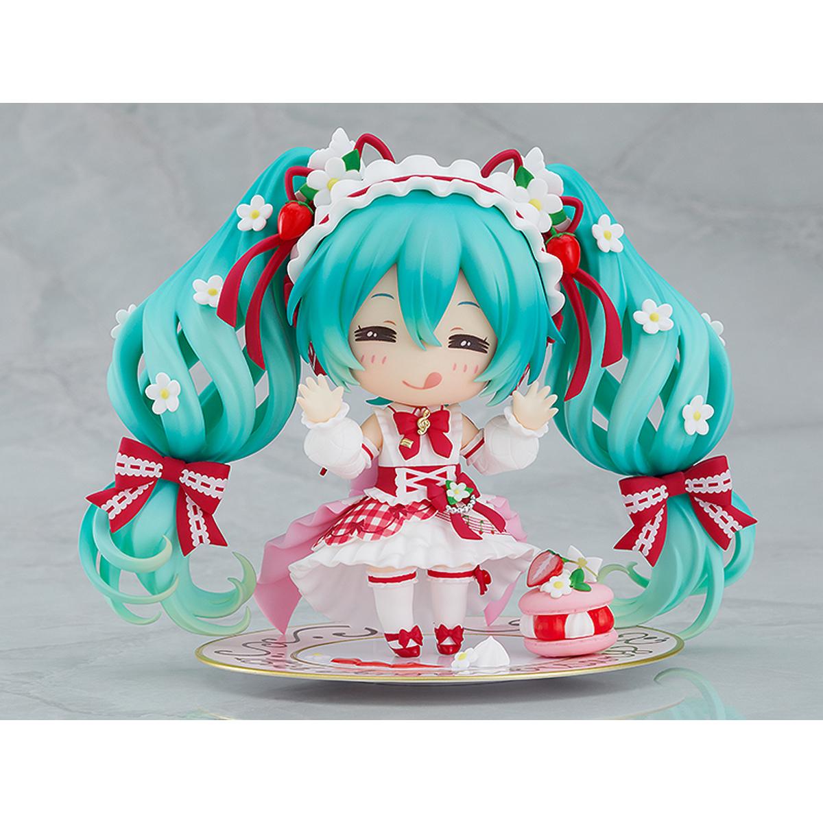 Good Smile Company GSC Hatsune Miku appears in a brand new strawberry motif outfit. The 15th Anniversary Figure Project illustration by En Morikura has been transformed into a Nendoroid! Miku's gorgeous outfit adorned with strawberries and frills and her twintail hairstyle have been faithfully captured in Nendoroid form.