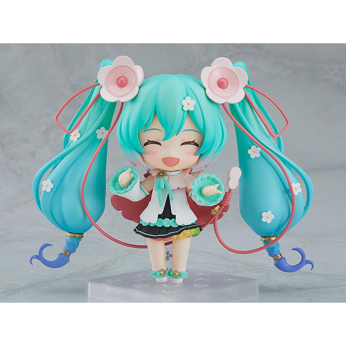 Good Smile Company Nendoroid Hatsune Miku Magical Mirai 2021 Ver. From "Character Vocal Series 01: Hatsune Miku" comes a Nendoroid of Hatsune Miku wearing her outfit from the Magical Mirai 2021 main visual illustration! Illustrator left's "Fairy Tale Fantasy" version of Miku has been brought to life.