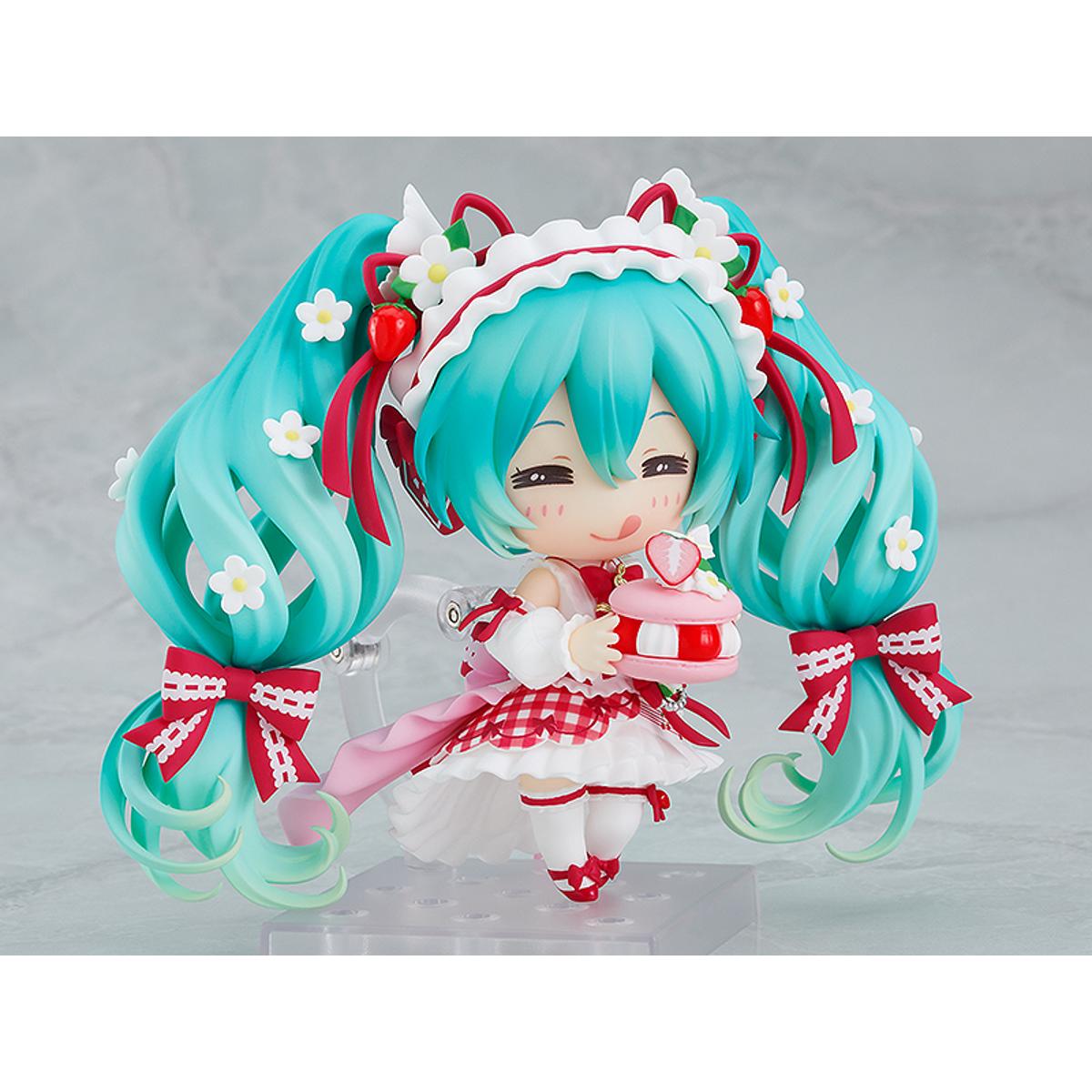 Good Smile Company GSC Hatsune Miku appears in a brand new strawberry motif outfit. The 15th Anniversary Figure Project illustration by En Morikura has been transformed into a Nendoroid! Miku's gorgeous outfit adorned with strawberries and frills and her twintail hairstyle have been faithfully captured in Nendoroid form.