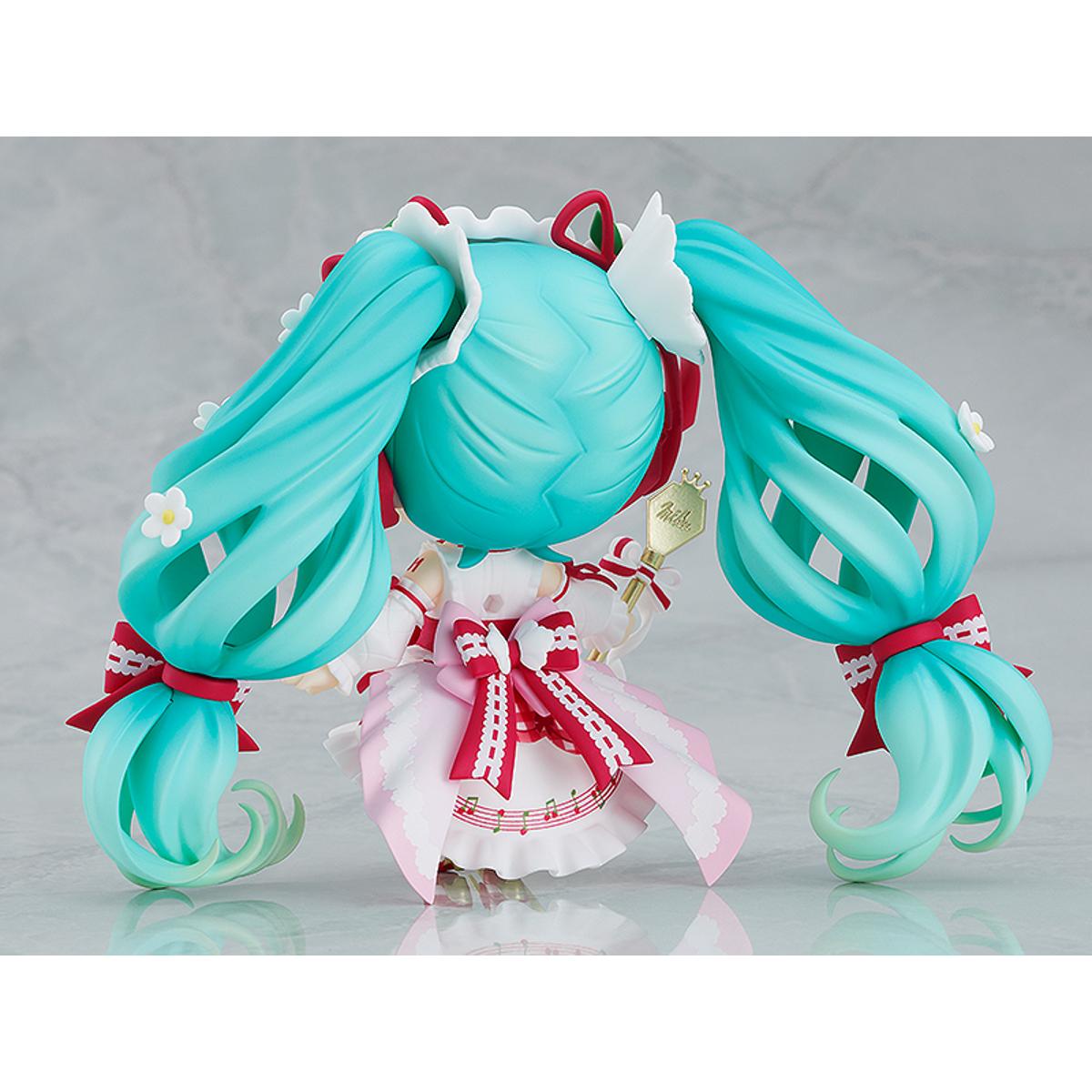 Good Smile Company GSC Hatsune Miku appears in a brand new strawberry motif outfit. The 15th Anniversary Figure Project illustration by En Morikura has been transformed into a Nendoroid! Miku's gorgeous outfit adorned with strawberries and frills and her twintail hairstyle have been faithfully captured in Nendoroid form.