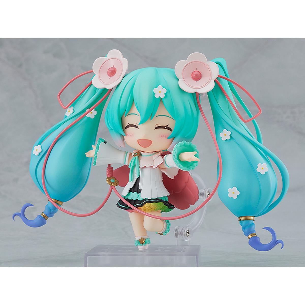 Good Smile Company Nendoroid Hatsune Miku Magical Mirai 2021 Ver. From "Character Vocal Series 01: Hatsune Miku" comes a Nendoroid of Hatsune Miku wearing her outfit from the Magical Mirai 2021 main visual illustration! Illustrator left's "Fairy Tale Fantasy" version of Miku has been brought to life.