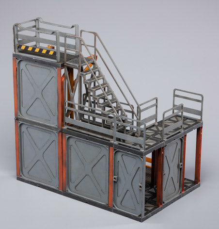 Joy Toy brings even more incredibly detailed 1/18 scale dioramas to life with this mecha depot testing area diorama! JoyToy set includes flooring, a lower deck room, railings, and a staircase.