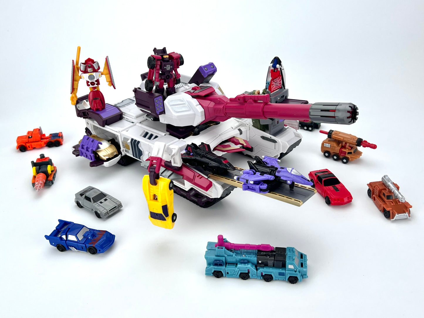 From Fans Hobby comes this Master Builder MB-17A Galva-Tyranno converting robot. This robot features a core robot that can be upgraded and combined with a smaller robot figure to create a combined robot mode. Featuring a tank mode and a robot form, this figure is a great addition to any collection!