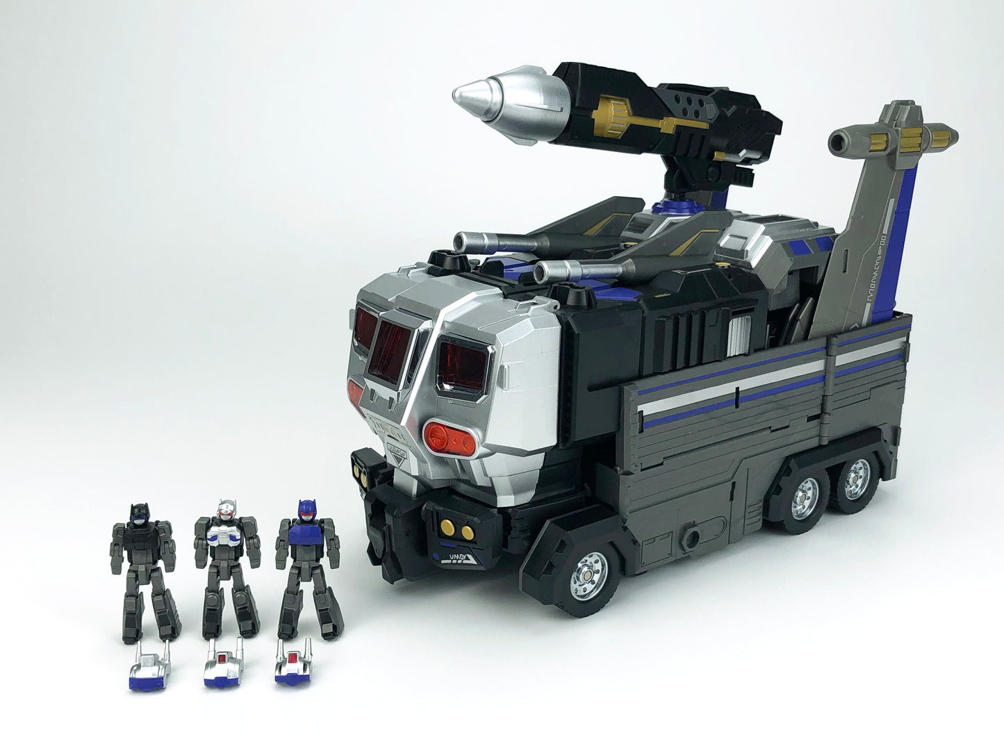 Fans Hobby presents the MB-011A Black God Armor as part of the Master Builder series! This transforming figure converts from robot mode to trailer mode and back again. Black God Armor can be combined with the Master Builder MB-06A Black Power Baser figure (sold separately).