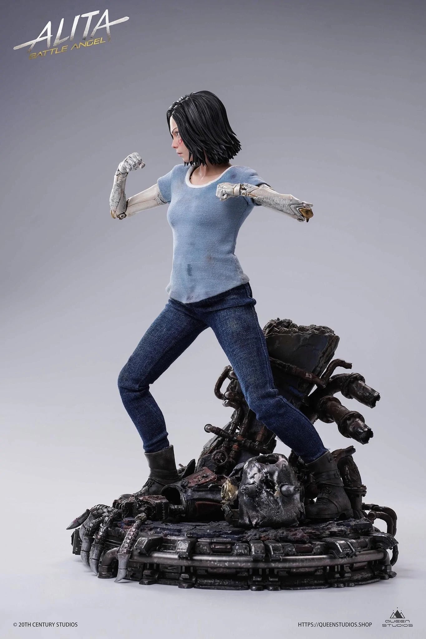 This Queen Studios’ 1/4 scale Alita statue: Battle Angel Stands at 47cm tall. A near perfect scaled down replica of the 1/1 Life-Size statue. Like the life-size statue, her porcelain “doll” body is intricately designed, capturing the unique patterns and clockwork. Her likeness has been recreated with stunning accuracy, and the unique movie inspired base is packed full of detail making this the ultimate collector piece.