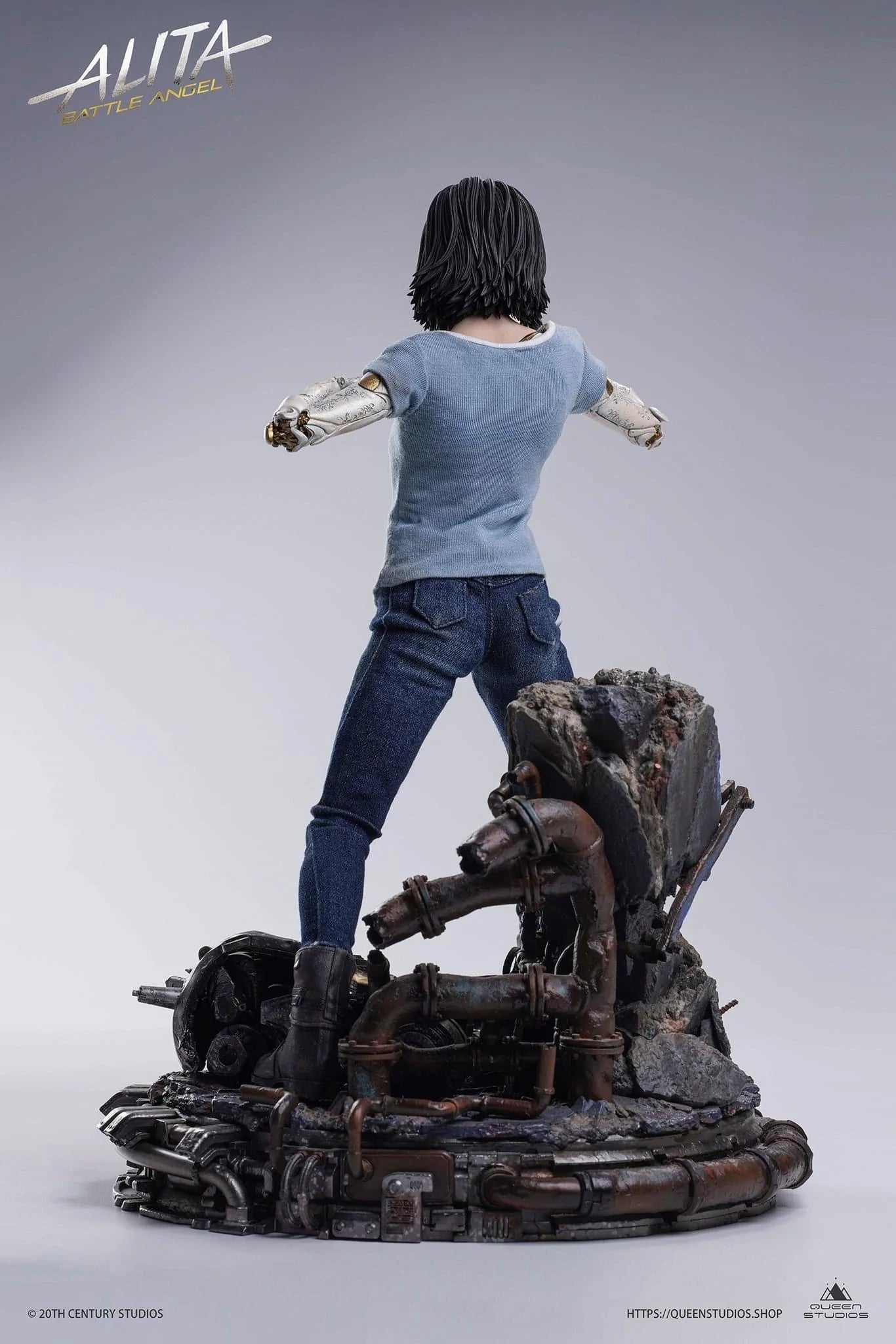 This Queen Studios’ 1/4 scale Alita statue: Battle Angel Stands at 47cm tall. A near perfect scaled down replica of the 1/1 Life-Size statue. Like the life-size statue, her porcelain “doll” body is intricately designed, capturing the unique patterns and clockwork. Her likeness has been recreated with stunning accuracy, and the unique movie inspired base is packed full of detail making this the ultimate collector piece.
