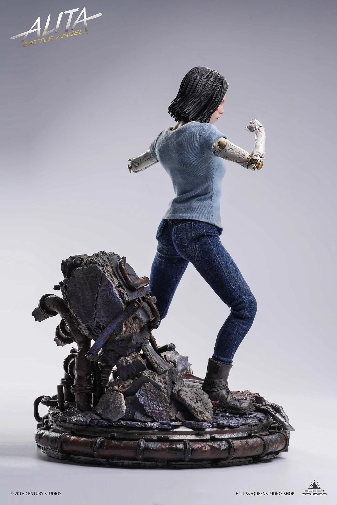 This Queen Studios’ 1/4 scale Alita statue: Battle Angel Stands at 47cm tall. A near perfect scaled down replica of the 1/1 Life-Size statue. Like the life-size statue, her porcelain “doll” body is intricately designed, capturing the unique patterns and clockwork. Her likeness has been recreated with stunning accuracy, and the unique movie inspired base is packed full of detail making this the ultimate collector piece.
