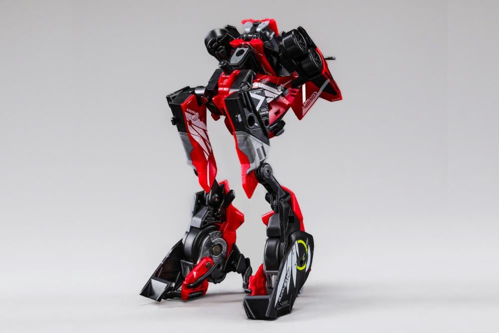 Convert, combine, and enjoy the modular designs of 52Toys' InfinityBOX series of collectibles! The IB-05 Cheetah offers as many as four different ways to convert the figure, including a vehicular form, two mecha forms, as well as the classic cube form for optimal storage opportunities. Included is a mini figure that can pose as a driver for the Cheetah's AMTS race car form.