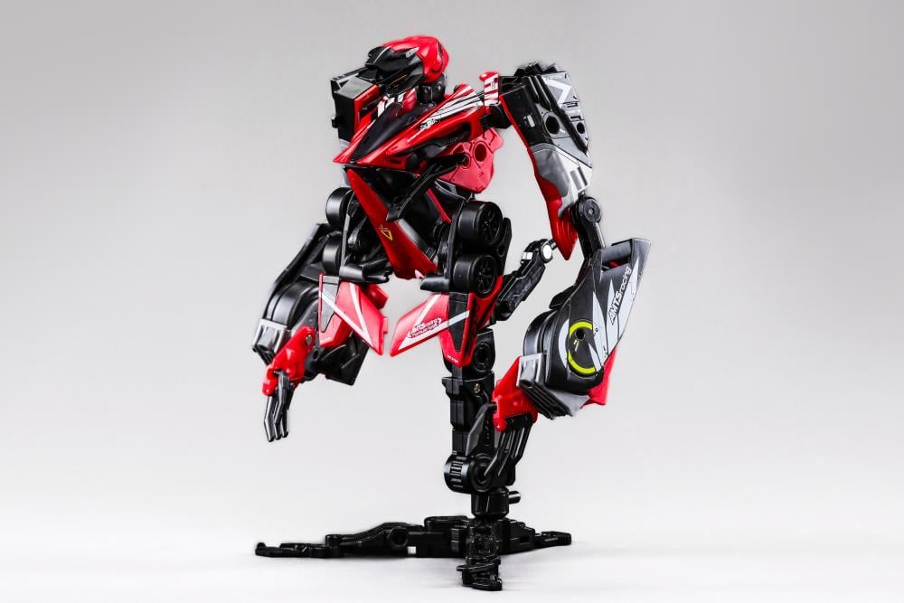 Convert, combine, and enjoy the modular designs of 52Toys' InfinityBOX series of collectibles! The IB-05 Cheetah offers as many as four different ways to convert the figure, including a vehicular form, two mecha forms, as well as the classic cube form for optimal storage opportunities. Included is a mini figure that can pose as a driver for the Cheetah's AMTS race car form.