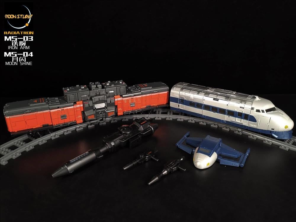 From Moon Studios comes a series of robot figures which transform from robots into different types of trains. The MSO4 Moon Shine figure transforms from a robot into a train. Collect transforming figures MSO1 through MSO6 and you can combine them to form Radiatron! 