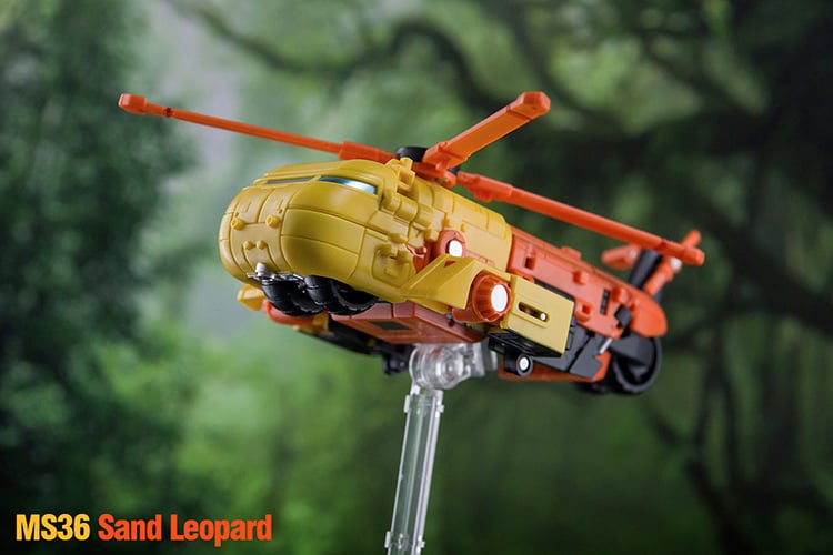 This MS-36 Sand Leopard figure can convert between three modes; robot, helicopter, and off-road vehicle. When in robot mode, the figure is fully articulated and features a blaster weapon.