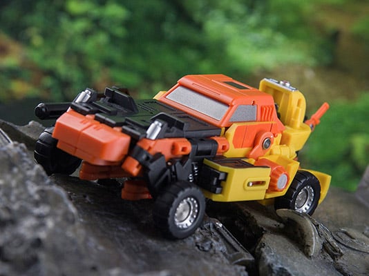 This MS-36 Sand Leopard figure can convert between three modes; robot, helicopter, and off-road vehicle. When in robot mode, the figure is fully articulated and features a blaster weapon.