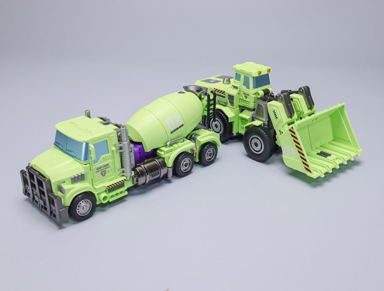 Mecha Invasion is proud to present a new set of figures that will add some firepower to your collection: the GLA-01 and GLA-02 figures! Able to convert from robot mode to construction vehicles mode, dominate the battlefield with these epic figures! Order yours today!