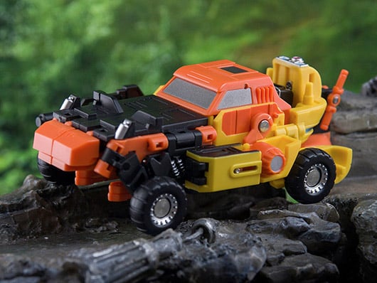 This MS-36 Sand Leopard figure can convert between three modes; robot, helicopter, and off-road vehicle. When in robot mode, the figure is fully articulated and features a blaster weapon.